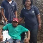 Uomo senza gambe in carrozzella