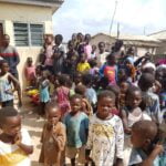 Bambini di un villaggio in Ghana
