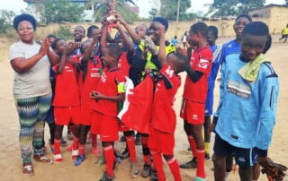 Africa bambini felici partita pallone con divise donate dall'Italia